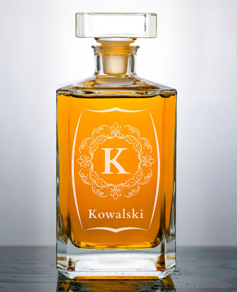 Karafka kwadratowa na alkohol 0,7L + Grawer - "Monogram" + Imię Karafka kwadratowa na alkohol 0,7L + Grawer - "Monogram" + Imię