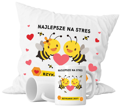 Zestaw prezentowy kubek + poduszka - "Najlepsze na stres bzykanie jest" + Twój Nadruk Zestaw prezentowy kubek + poduszka - "Najlepsze na stres bzykanie jest" + Twój Nadruk