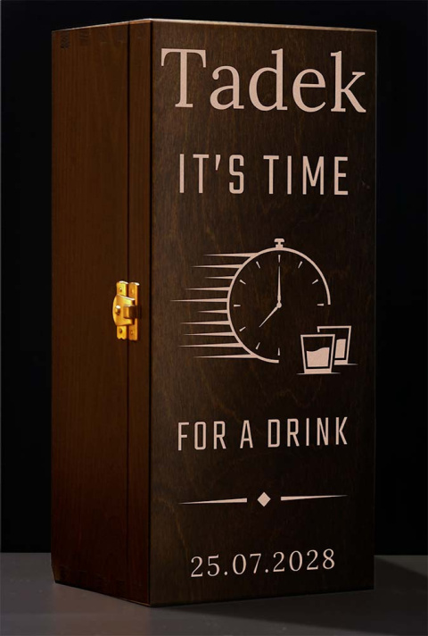 Drewniane pudełko skrzynka na whisky z grawerem - "It's time for a drink" + Imię + Data Drewniane pudełko skrzynka na whisky z grawerem - "It's time for a drink" + Imię + Data