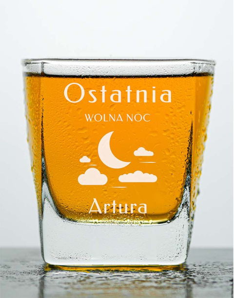 Szklanka do whisky kwadratowa + Grawer - "Ostatnia wolna noc" + Imię Szklanka do whisky kwadratowa + Grawer - "Ostatnia wolna noc" + Imię