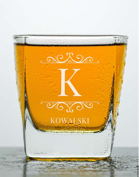 Szklanka do whisky kwadratowa + Grawer - "Monogram" + Nazwisko Szklanka do whisky kwadratowa + Grawer - "Monogram" + Nazwisko
